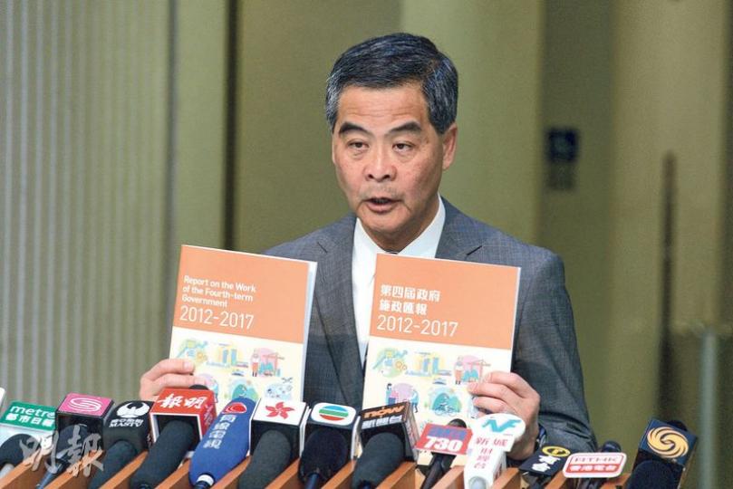 特首梁振英在卸任前3日,公布任內第四份、亦是最後一份《施政匯報》,向市民交代5年間各項政績,當中包括「平息非法佔中及旺角暴亂」。(楊柏賢攝)特首梁振英(右)昨早出席任內最後一次行政會議。他在特首辦外接收市民請願信期間,有市民取出一疊陰司紙丟向梁,大呼「畀你5000萬」,示威者隨即被保安員帶走。(楊柏賢攝) 特首梁振英在卸任前3日,公布任內第四份、亦是最後一份《施政匯報》,向市民交代5年間各項政績,當中包括「平息非法佔中及旺角暴亂」。(楊柏賢攝)特首梁振英(右)昨早出席任內最後一次行政會議。他在特首辦外接收市民請願信期間,有市民取出一疊陰司紙丟向梁,大呼「畀你5000萬」,示威者隨即被保安員帶走。(楊柏賢攝)