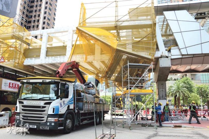 吊臂車在荃灣大河道行駛時,車上吊臂撞向興建中行人天橋底部的工作平台,導致平台組件搖搖欲墜。(區翠恩攝) 吊臂車在荃灣大河道行駛時,車上吊臂撞向興建中行人天橋底部的工作平台,導致平台組件搖搖欲墜。(區翠恩攝)