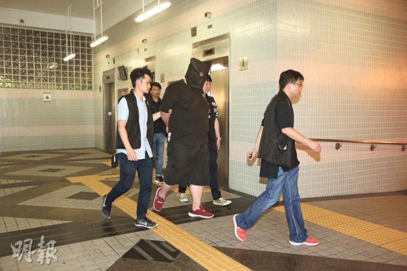 前日在九龍城北帝街落網的21歲男疑犯,同日深夜由探員押到其油塘高翔苑寓所搜查。(伍浦鋒攝) 前日在九龍城北帝街落網的21歲男疑犯,同日深夜由探員押到其油塘高翔苑寓所搜查。(伍浦鋒攝)