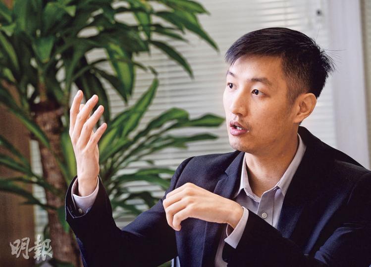 交銀國際研究執行董事劉雅瀚表示,聯儲局已表明將於年內退市,估計可吸引資金回流美國,停留在香港的國際熱錢或流走,加上北水亦可能班資回朝,故預測樓價將大跌三成。(劉焌陶攝) 交銀國際研究執行董事劉雅瀚表示,聯儲局已表明將於年內退市,估計可吸引資金回流美國,停留在香港的國際熱錢或流走,加上北水亦可能班資回朝,故預測樓價將大跌三成。(劉焌陶攝)