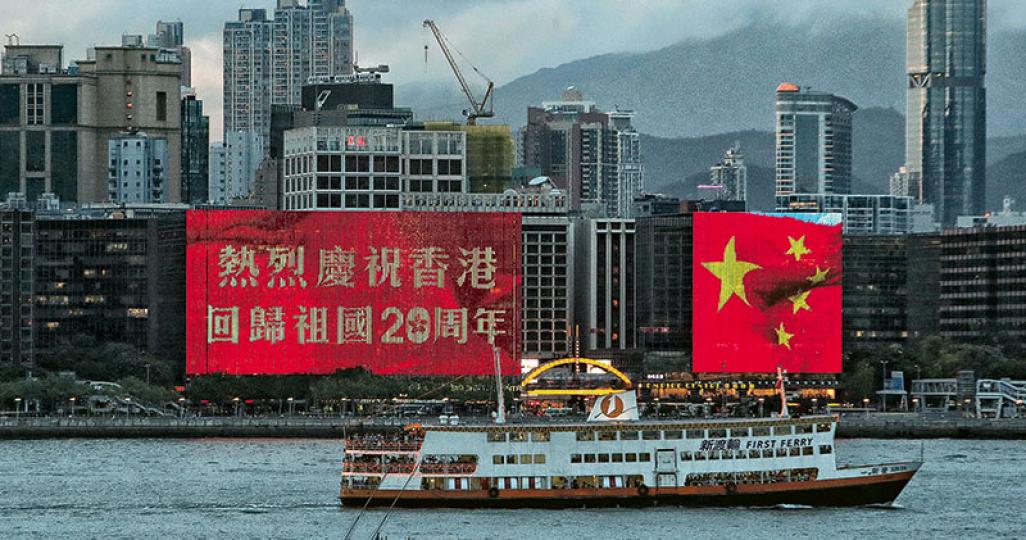 香港回歸20周年,國家主席習近平今起訪港3天,信和集團旗下的尖沙嘴中心及帝國中心外牆屏幕燈飾,有不同的慶回歸字句及圖案,包括相中的「熱烈慶祝香港回歸祖國20周年」及國旗圖案,對岸的港島也看得清楚。(曾憲宗攝)20名立法會議員,包括民主黨、公民黨、專業議政昨聯署致函國家主席習近平,表達對「一國兩制」及重啟政改的意見。有8名非建制派議員沒有簽署,包括羅冠聰、朱凱廸、劉小麗、鄭松泰、陳志全、梁國雄、毛孟靜及張超雄。(郭慶輝攝) 香港回歸20周年,國家主席習近平今起訪港3天,信和集團旗下的尖沙嘴中心及帝國中心外牆屏幕燈飾,有不同的慶回歸字句及圖案,包括相中的「熱烈慶祝香港回歸祖國20周年」及國旗圖案,對岸的港島也看得清楚。(曾憲宗攝)20名立法會議員,包括民主黨、公民黨、專業議政昨聯署致函國家主席習近平,表達對「一國兩制」及重啟政改的意見。有8名非建制派議員沒有簽署,包括羅冠聰、朱凱廸、劉小麗、鄭松泰、陳志全、梁國雄、毛孟靜及張超雄。(郭慶輝攝)
