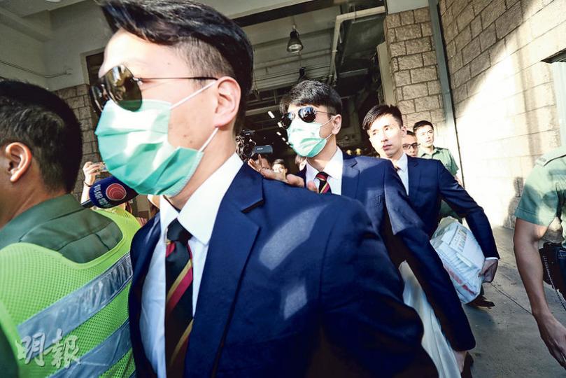 警員劉興沛(前至後)、黃偉豪和高級督察劉卓毅昨得悉可保釋外出後同表現平靜,他們其後步出羈留室,被記者追問是否有信心可獲減刑,3人均不發一言。(李紹昌攝) 警員劉興沛(前至後)、黃偉豪和高級督察劉卓毅昨得悉可保釋外出後同表現平靜,他們其後步出羈留室,被記者追問是否有信心可獲減刑,3人均不發一言。(李紹昌攝)