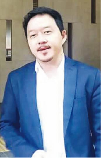 網購無限有限公司代表張俊勇(圖)在庭外表示,他對任何員工都很公道,斥責李偲嫣「亂講」。(楊英傑攝)申索人李偲嫣(圖)向法庭投訴,被告在限期後才遞交新證據,質疑有心拖延,「容忍係有限度囉!」(楊英傑攝) 網購無限有限公司代表張俊勇(圖)在庭外表示,他對任何員工都很公道,斥責李偲嫣「亂講」。(楊英傑攝)申索人李偲嫣(圖)向法庭投訴,被告在限期後才遞交新證據,質疑有心拖延,「容忍係有限度囉!」(楊英傑攝)