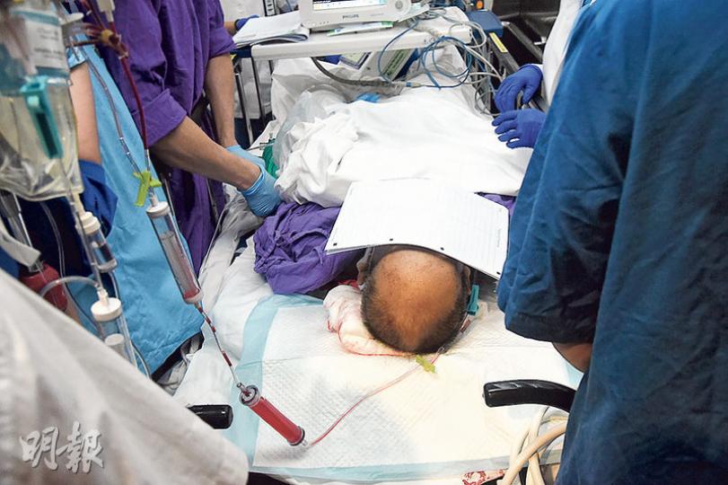 夫婦橫過馬路時遭私家車撞倒,其中男傷者(圖)重傷昏迷,經搶救後證實不治。(林智傑攝) 夫婦橫過馬路時遭私家車撞倒,其中男傷者(圖)重傷昏迷,經搶救後證實不治。(林智傑攝)