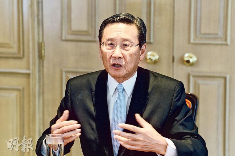 在今屆特首選舉中支持林鄭月娥的全國政協常委吳光正,昨日以「正常」來評論新班子名單,認為新一屆行會的組成體現各界代表「均衡參與」。他又指出,外界若期望班子內有「明星」是錯誤的,「港英時也沒有,一樣做到嘢」;再現舊人亦非壞事,可讓施政有延續性:「為批評而批評,何必?」(楊柏賢攝) 在今屆特首選舉中支持林鄭月娥的全國政協常委吳光正,昨日以「正常」來評論新班子名單,認為新一屆行會的組成體現各界代表「均衡參與」。他又指出,外界若期望班子內有「明星」是錯誤的,「港英時也沒有,一樣做到嘢」;再現舊人亦非壞事,可讓施政有延續性:「為批評而批評,何必?」(楊柏賢攝)