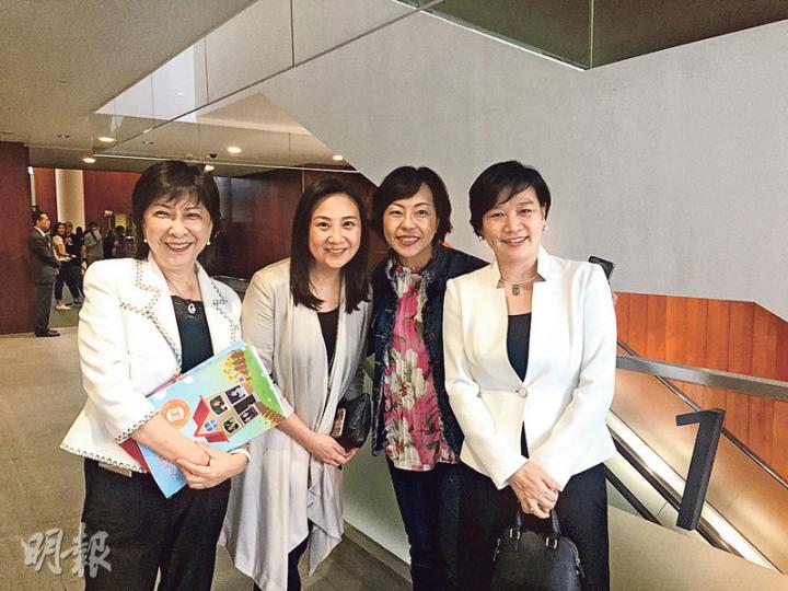 民建聯蔣麗芸(左起)同葛珮帆、工聯會麥美娟及經民聯梁美芬噚日突然圍埋傾得好起勁,原來係互相研究大家嘅髮型,4人合照期間,另一女議員毛孟靜喺度等電梯,蔣麗芸半講笑咁邀請對方合照,講笑話「我哋無傳染病」,但毛孟靜唔陪佢哋玩。(何曉勤攝) 民建聯蔣麗芸(左起)同葛珮帆、工聯會麥美娟及經民聯梁美芬噚日突然圍埋傾得好起勁,原來係互相研究大家嘅髮型,4人合照期間,另一女議員毛孟靜喺度等電梯,蔣麗芸半講笑咁邀請對方合照,講笑話「我哋無傳染病」,但毛孟靜唔陪佢哋玩。(何曉勤攝)