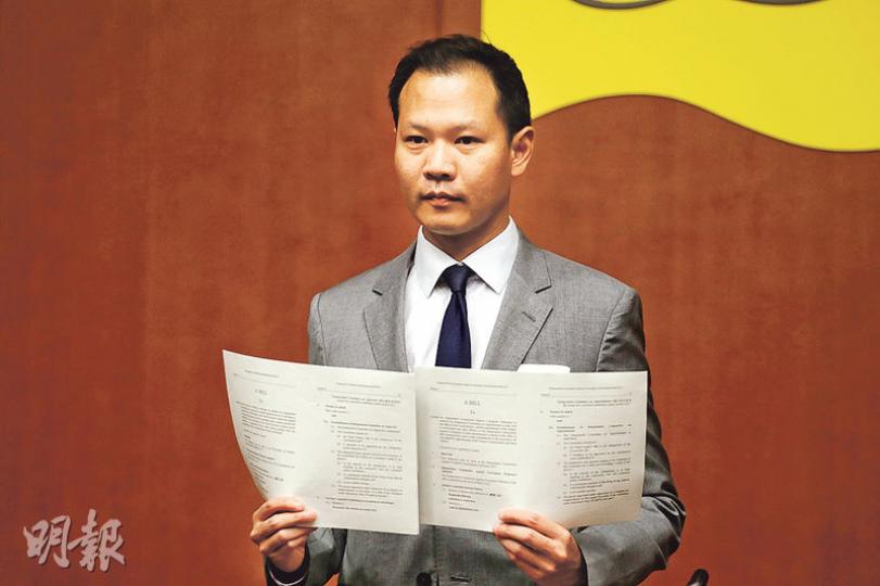 郭榮鏗提出兩條私人條例草案,分別修訂《防止賄賂條例》及《廉政公署條例》。(郭慶輝攝) 郭榮鏗提出兩條私人條例草案,分別修訂《防止賄賂條例》及《廉政公署條例》。(郭慶輝攝)