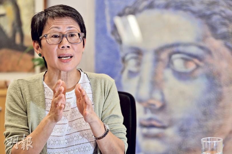 環境局副局長陸恭蕙即將離任,她的辦公室放置了多幅收藏品,包括相中畫作,於1980年代在英國購入,作者是阿根廷畫家。她又指甫上任便將辦公室內的沙發換成書桌,增加工作效率。(郭慶輝攝) 環境局副局長陸恭蕙即將離任,她的辦公室放置了多幅收藏品,包括相中畫作,於1980年代在英國購入,作者是阿根廷畫家。她又指甫上任便將辦公室內的沙發換成書桌,增加工作效率。(郭慶輝攝)