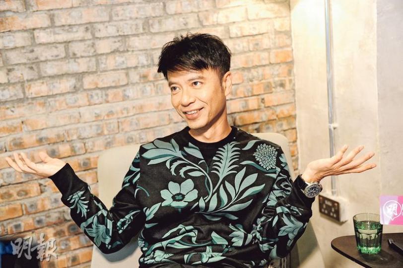 克勤昨日接受《明報》娛樂及OL網fb live訪問,與網民及讀者互動。(攝影:鍾偉茵)克勤回看昔日照片勾起無限回憶。(攝影:鍾偉茵) 克勤昨日接受《明報》娛樂及OL網fb live訪問,與網民及讀者互動。(攝影:鍾偉茵)克勤回看昔日照片勾起無限回憶。(攝影:鍾偉茵)