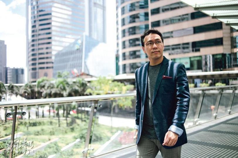 民主思路理事麥嘉晉於港大畢業後從商10年,近年重回政圈。麥說中環價值依然「搵錢至上」,但生態改變了,因為多了不少中資企業,領導層多是內地人,他們傾向聘請在港的內地專業人士,令內地人自成圈子。(馮凱鍵攝) 民主思路理事麥嘉晉於港大畢業後從商10年,近年重回政圈。麥說中環價值依然「搵錢至上」,但生態改變了,因為多了不少中資企業,領導層多是內地人,他們傾向聘請在港的內地專業人士,令內地人自成圈子。(馮凱鍵攝)