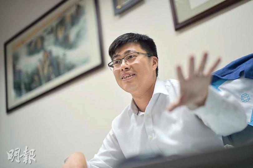 青年民建聯主席顏汶羽認為,香港年輕人參政渠道不足,政府亦缺乏吸納年輕人聲音的政策,形容政府的青年事務委員會是「青年活動撥款委員會」。(蘇智鑫攝) 青年民建聯主席顏汶羽認為,香港年輕人參政渠道不足,政府亦缺乏吸納年輕人聲音的政策,形容政府的青年事務委員會是「青年活動撥款委員會」。(蘇智鑫攝)