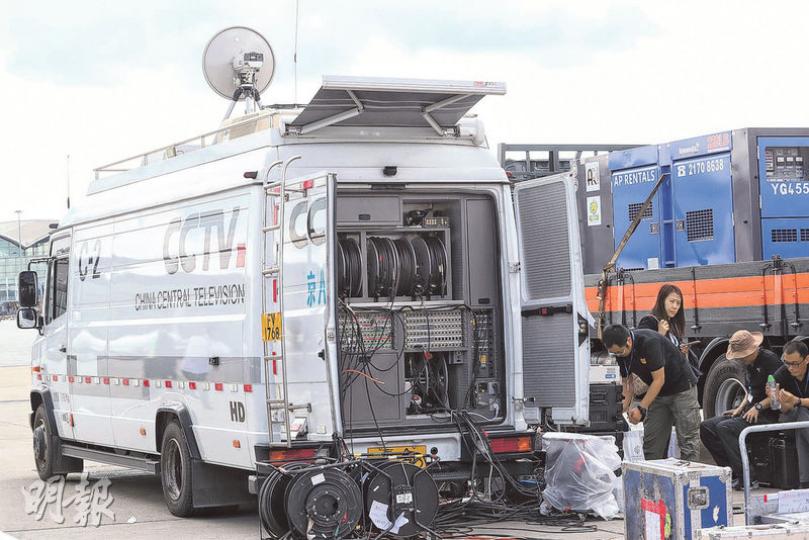 逾百名中外記者昨接受安檢後由專車載到機場停機坪採訪,一輛掛上內地「京A」字頭和香港「FV」字頭車牌的中央電視台車輛(圖)早已泊在停機坪,但未見其他傳媒獲安排車輛進入停機坪。(李紹昌攝) 逾百名中外記者昨接受安檢後由專車載到機場停機坪採訪,一輛掛上內地「京A」字頭和香港「FV」字頭車牌的中央電視台車輛(圖)早已泊在停機坪,但未見其他傳媒獲安排車輛進入停機坪。(李紹昌攝)