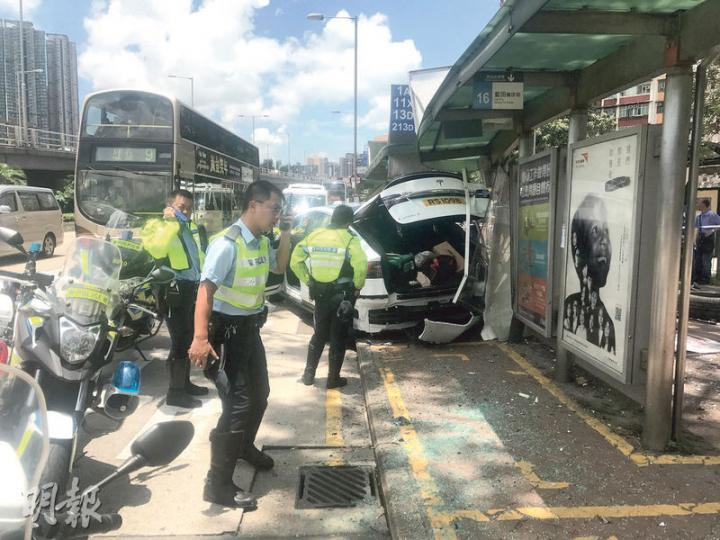 電動車與七人車相撞後失控剷上左邊行人路,巴士站廣告牌被撞至粉碎,兩名候車客走避不及受輕傷。(林智傑攝) 電動車與七人車相撞後失控剷上左邊行人路,巴士站廣告牌被撞至粉碎,兩名候車客走避不及受輕傷。(林智傑攝)