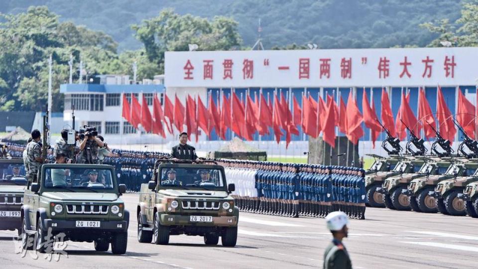 中共中央總書記、國家主席、中央軍委主席習近平昨日在石崗軍營,乘坐由北京BJ80越野車改裝成的「ZG 2017」車牌檢閱車(前右),檢閱駐港部隊的3100餘名官兵、100多件武器裝備組成的20個方隊;駐港部隊司令員譚本宏中將乘坐車牌「ZG 1997」越野車(前左)尾隨習近平座駕,一同檢閱。(馮凱鍵攝) 中共中央總書記、國家主席、中央軍委主席習近平昨日在石崗軍營,乘坐由北京BJ80越野車改裝成的「ZG 2017」車牌檢閱車(前右),檢閱駐港部隊的3100餘名官兵、100多件武器裝備組成的20個方隊;駐港部隊司令員譚本宏中將乘坐車牌「ZG 1997」越野車(前左)尾隨習近平座駕,一同檢閱。(馮凱鍵攝)