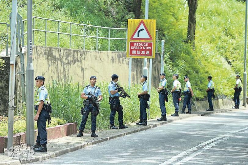 習近平昨早參觀八鄉少年警訊活動中心,在車隊到場前,警方重兵於附近佈防。(蘇智鑫攝) 習近平昨早參觀八鄉少年警訊活動中心,在車隊到場前,警方重兵於附近佈防。(蘇智鑫攝)