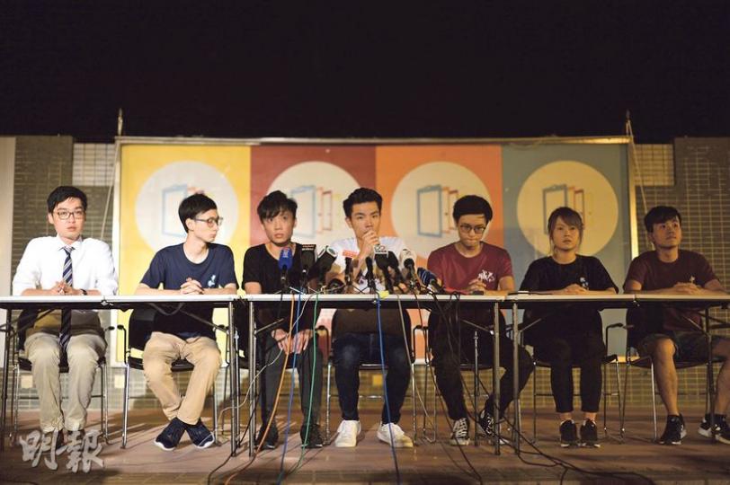 香港民族黨昨宣布取消在尖沙嘴鐘樓舉行集會,並於昨晚約9時半改到浸會大學舉行集會,參與集會的6間大學學生會強烈譴責警方打壓集會自由。(蘇智鑫攝)本報記者昨再到鴨寮街察看被塗鴉路牌,發現塗鴉已被油漆蓋上,但仍隱約可見「香港淪陷」字樣。(馮凱鍵攝) 香港民族黨昨宣布取消在尖沙嘴鐘樓舉行集會,並於昨晚約9時半改到浸會大學舉行集會,參與集會的6間大學學生會強烈譴責警方打壓集會自由。(蘇智鑫攝)本報記者昨再到鴨寮街察看被塗鴉路牌,發現塗鴉已被油漆蓋上,但仍隱約可見「香港淪陷」字樣。(馮凱鍵攝)