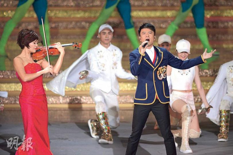 李克勤在姚珏伴奏下演唱。(攝影:娛樂組)黎明身穿禮服壓軸獻唱《獅子山下》。(攝影:娛樂組)莫文蔚彈奏古箏及演唱《茉莉花》,一身紅衣搶鏡。(攝影:娛樂組)古巨基獻唱《明星》帶出香港電影光輝歲月。(攝影:娛樂組) 李克勤在姚珏伴奏下演唱。(攝影:娛樂組)黎明身穿禮服壓軸獻唱《獅子山下》。(攝影:娛樂組)莫文蔚彈奏古箏及演唱《茉莉花》,一身紅衣搶鏡。(攝影:娛樂組)古巨基獻唱《明星》帶出香港電影光輝歲月。(攝影:娛樂組)