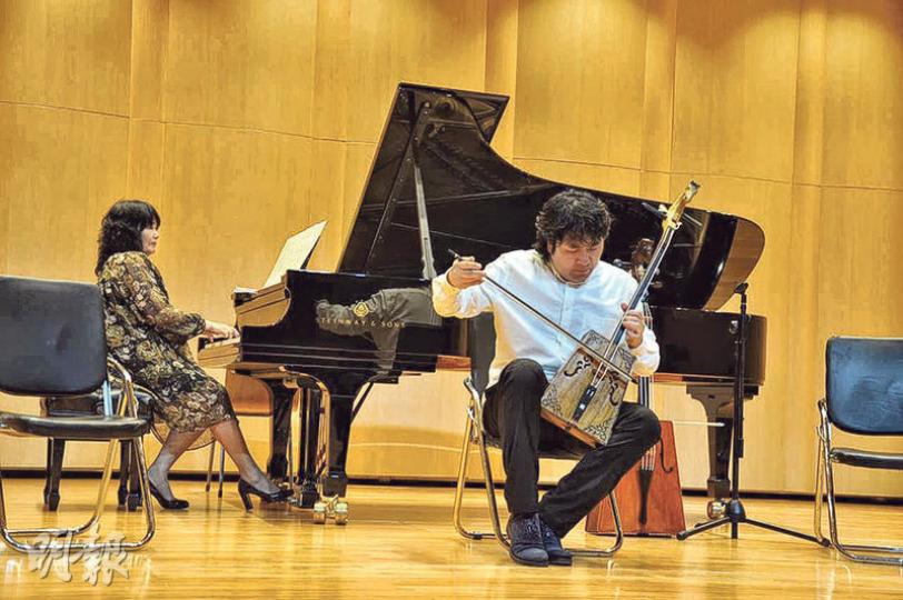 在該學院的金色音樂大廳,齊布日古德(右)和多位老師一起演奏了多首經典樂曲,悠揚激昂的琴音引來陣陣掌聲。(李泉攝)馬頭琴大師齊寶力高在60年間對馬頭琴進行了3次大改革,他稱並不願意改革馬頭琴,但「這個社會的發展你趕不上是不行的」。(李泉攝) 在該學院的金色音樂大廳,齊布日古德(右)和多位老師一起演奏了多首經典樂曲,悠揚激昂的琴音引來陣陣掌聲。(李泉攝)馬頭琴大師齊寶力高在60年間對馬頭琴進行了3次大改革,他稱並不願意改革馬頭琴,但「這個社會的發展你趕不上是不行的」。(李泉攝)