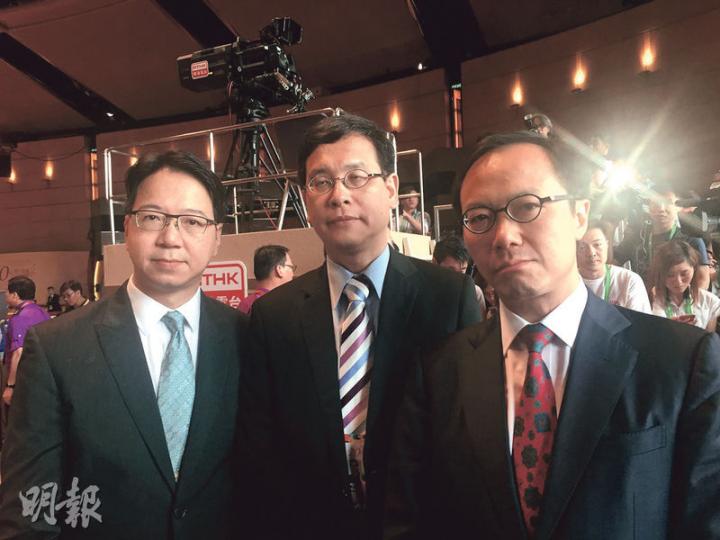 民主派昨日僅得4名議員出席新政府就職典禮,包括資訊科技界莫乃光(左起)、教育界葉建源、會計界梁繼昌,以及衛生服務界李國麟;民主黨、公民黨等均未有派代表出席。(何曉勤攝) 民主派昨日僅得4名議員出席新政府就職典禮,包括資訊科技界莫乃光(左起)、教育界葉建源、會計界梁繼昌,以及衛生服務界李國麟;民主黨、公民黨等均未有派代表出席。(何曉勤攝)