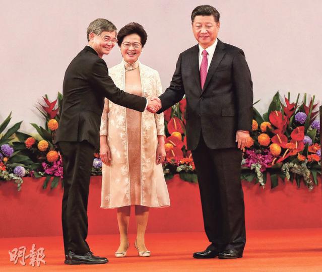 林鄭月娥(中)及特區新班子昨日宣誓就職,監誓的國家主席習近平(右)與各人握手,當中包括與民主黨前成員、勞工及福利局長羅致光(左)的歷史性握手。習近平昨日致辭時談到凝聚共識,提出只要愛國愛港,誠心擁護一國兩制,「我們都願意與之溝通」。(李紹昌攝) 林鄭月娥(中)及特區新班子昨日宣誓就職,監誓的國家主席習近平(右)與各人握手,當中包括與民主黨前成員、勞工及福利局長羅致光(左)的歷史性握手。習近平昨日致辭時談到凝聚共識,提出只要愛國愛港,誠心擁護一國兩制,「我們都願意與之溝通」。(李紹昌攝)