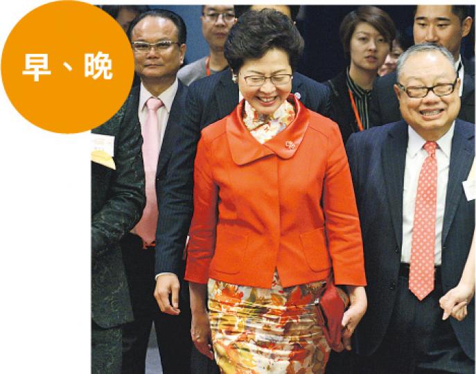 林鄭月娥在早上升旗禮及晚上出席回歸煙花匯演時,均穿上同一套喜慶顏色的紅衣外套及花底旗袍。她手持的是社企製作的手袋。(楊柏賢攝)身為主角的林太(右)身穿淡粉色旗袍,外披白色長身外套,出席第五屆特區政府就職典禮,與同穿旗袍的行會成員葉劉淑儀(左)合照。(李紹昌攝)林太身穿淺綠色上衣、黑色長褲,陪同國家主席習近平(左)視察港珠澳大橋。(曾憲宗攝)林太一襲棕色花形圖案旗袍配以米白色外套,於香港歷史博物館主持大型展覽「萬壽載德—清宮帝后誕辰慶典」開幕典禮。(郭慶輝攝) 林鄭月娥在早上升旗禮及晚上出席回歸煙花匯演時,均穿上同一套喜慶顏色的紅衣外套及花底旗袍。她手持的是社企製作的手袋。(楊柏賢攝)身為主角的林太(右)身穿淡粉色旗袍,外披白色長身外套,出席第五屆特區政府就職典禮,與同穿旗袍的行會成員葉劉淑儀(左)合照。(李紹昌攝)林太身穿淺綠色上衣、黑色長褲,陪同國家主席習近平(左)視察港珠澳大橋。(曾憲宗攝)林太一襲棕色花形圖案旗袍配以米白色外套,於香港歷史博物館主持大型展覽「萬壽載德—清宮帝后誕辰慶典」開幕典禮。(郭慶輝攝)