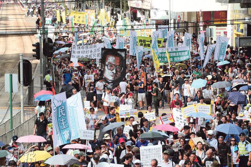 今年民陣七一遊行以「一國兩制,呃足廿年,民主自治,重奪香港」作主題,而適逢遇上劉曉波患癌事件,不少參與遊行的市民均高叫「釋放劉曉波」口號,更有市民帶同劉曉波的畫像,要求中國政府釋放劉曉波及其妻子劉霞,批准劉曉波出國醫治。(李紹昌攝)不少參與民陣七一遊行的人自製標語表達訴求,有人以紙皮做標語,並寫上「㷫回歸」字樣,要求「依法查辦梁振英」及「反對西環治港」。(鍾林枝攝)好戲量成員在地上鋪滿「奠」字,並塗上紅色顏料。好戲量創團藝術總監楊秉基說,林鄭月娥新上場,如果她不聽市民聲音,就會變成她的姓氏「鄭」 今年民陣七一遊行以「一國兩制,呃足廿年,民主自治,重奪香港」作主題,而適逢遇上劉曉波患癌事件,不少參與遊行的市民均高叫「釋放劉曉波」口號,更有市民帶同劉曉波的畫像,要求中國政府釋放劉曉波及其妻子劉霞,批准劉曉波出國醫治。(李紹昌攝)不少參與民陣七一遊行的人自製標語表達訴求,有人以紙皮做標語,並寫上「㷫回歸」字樣,要求「依法查辦梁振英」及「反對西環治港」。(鍾林枝攝)好戲量成員在地上鋪滿「奠」字,並塗上紅色顏料。好戲量創團藝術總監楊秉基說,林鄭月娥新上場,如果她不聽市民聲音,就會變成她的姓氏「鄭」