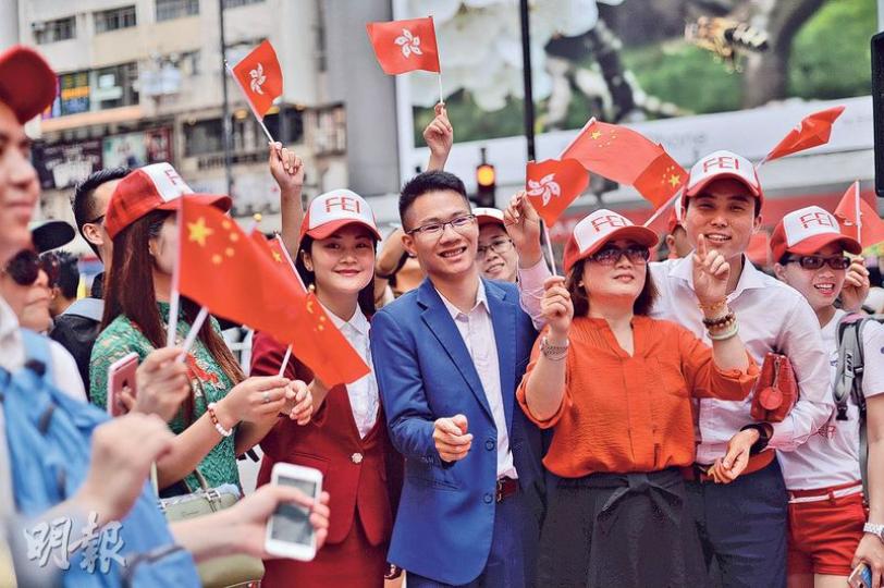 民陣七一遊行的同時,有建制派團體在銅鑼灣自發遊行,手持小國旗或小區旗,慶賀回歸20周年。(馮凱鍵攝) 民陣七一遊行的同時,有建制派團體在銅鑼灣自發遊行,手持小國旗或小區旗,慶賀回歸20周年。(馮凱鍵攝)