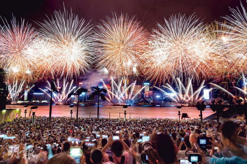 今年七一煙花匯演合共發放近4萬枚煙花,是歷年之最,匯演其間時雨時晴,但無損維港兩岸26萬市民觀賞的興致,不少市民舉起手機拍攝,留下美好一刻。(蘇智鑫攝) 今年七一煙花匯演合共發放近4萬枚煙花,是歷年之最,匯演其間時雨時晴,但無損維港兩岸26萬市民觀賞的興致,不少市民舉起手機拍攝,留下美好一刻。(蘇智鑫攝)