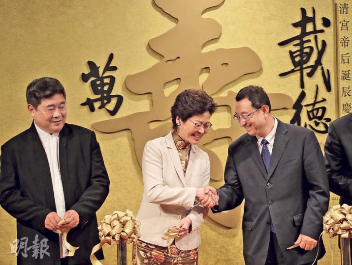 特首林鄭月娥(中)上午宣誓就職後,下午隨即到歷史博物館為展覽「萬壽載德—清宮帝后誕辰慶典」主持開幕禮。她致辭表示,過去3次主禮故宮文物來港展出的儀式,昨日別具意義,因為是香港特區政府20歲生日,她以特首身分主禮感到榮幸。開幕禮亦邀請了國家文化部長雒樹剛(右)和故宮博物院院長單霽翔(左)主禮。(郭慶輝攝) 特首林鄭月娥(中)上午宣誓就職後,下午隨即到歷史博物館為展覽「萬壽載德—清宮帝后誕辰慶典」主持開幕禮。她致辭表示,過去3次主禮故宮文物來港展出的儀式,昨日別具意義,因為是香港特區政府20歲生日,她以特首身分主禮感到榮幸。開幕禮亦邀請了國家文化部長雒樹剛(右)和故宮博物院院長單霽翔(左)主禮。(郭慶輝攝)