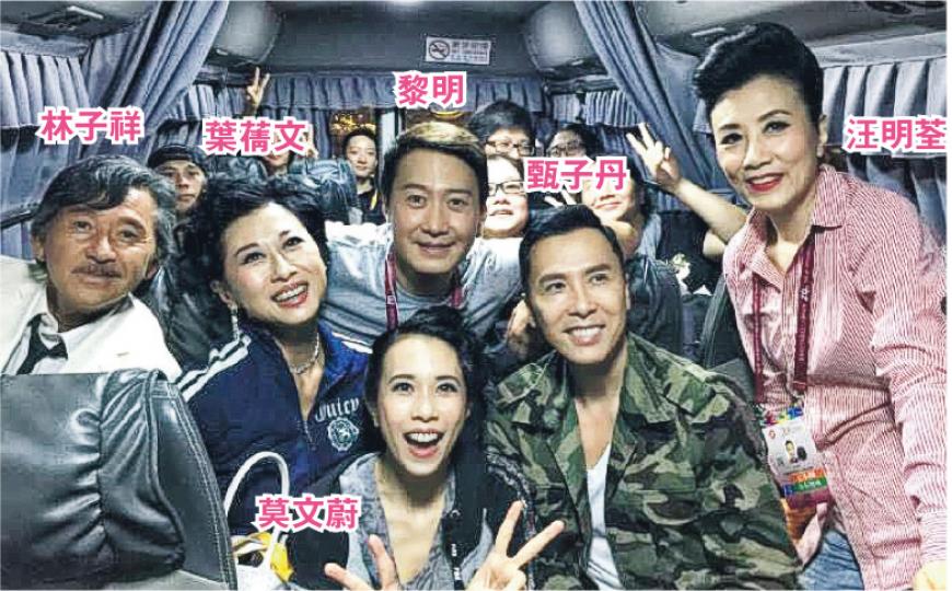 汪明荃、黎明、甄子丹、林子祥、葉蒨文與莫文蔚開心自拍。(微博圖片)李克勤(右)送上自己的新碟給好友郎朗(左)。(微博圖片) 汪明荃、黎明、甄子丹、林子祥、葉蒨文與莫文蔚開心自拍。(微博圖片)李克勤(右)送上自己的新碟給好友郎朗(左)。(微博圖片)