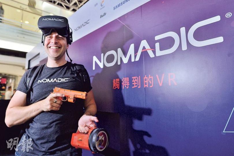 Nomadic拓展部主管Kalon Gutierrez表示,公司運用模塊化工具搭建場景並自行開發虛擬遊戲,目前遊戲時間約為3至5分鐘,冀今年底或明年初於美國正式推出產品。(馮凱鍵攝) Nomadic拓展部主管Kalon Gutierrez表示,公司運用模塊化工具搭建場景並自行開發虛擬遊戲,目前遊戲時間約為3至5分鐘,冀今年底或明年初於美國正式推出產品。(馮凱鍵攝)