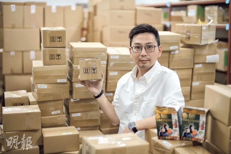 中郵電商行政總裁陳啟成表示,公司與在港上市的內地廠商合作,以合作社形式讓廠內職員經中郵電商的跨境電商網絡訂貨,訂購奶粉、護膚品等商品。他相信這可方便網購經驗較少的員工。(鍾林枝攝) 中郵電商行政總裁陳啟成表示,公司與在港上市的內地廠商合作,以合作社形式讓廠內職員經中郵電商的跨境電商網絡訂貨,訂購奶粉、護膚品等商品。他相信這可方便網購經驗較少的員工。(鍾林枝攝)