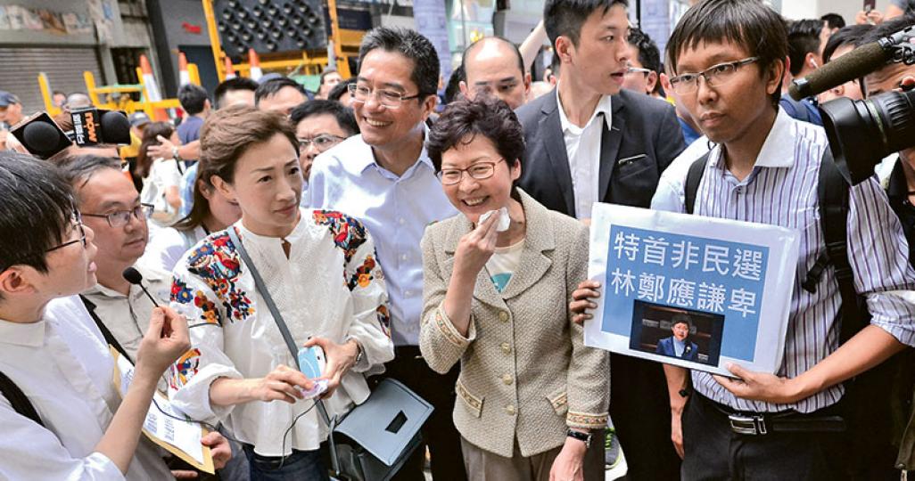 特首林鄭月娥(前右二)上任後昨首次落區,走訪香港多處,未有遇到大型示威,她昨從中環荷李活道步往行程終點「元創方」時,遇上公民黨立法會議員陳淑莊(前右三)等請願,要求政府不要過度發展中環,請願氣氛平和,陳更遞上紙巾予林太抹汗。(馮凱鍵攝) 特首林鄭月娥(前右二)上任後昨首次落區,走訪香港多處,未有遇到大型示威,她昨從中環荷李活道步往行程終點「元創方」時,遇上公民黨立法會議員陳淑莊(前右三)等請願,要求政府不要過度發展中環,請願氣氛平和,陳更遞上紙巾予林太抹汗。(馮凱鍵攝)