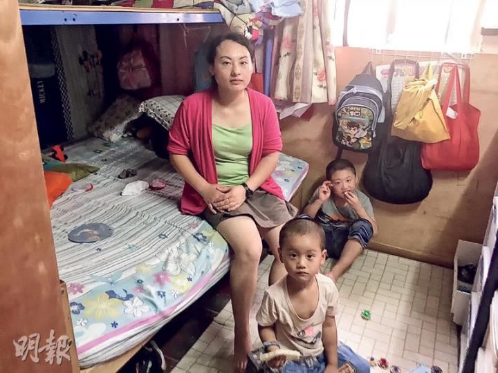 住深水埗天台屋的何女士平日會帶兩個兒子到公園玩耍,回家後因天氣太熱要開冷氣,令兒子經常冷熱交替,容易感冒。(熊美芝攝)何女士與丈夫、分別2歲及7歲的兒子居於深水埗一間約120呎的天台屋,她表示日間室內溫度達39℃,一回家便會開冷氣,夏天每月電費支出約1200元。(熊美芝攝)諶女士因單位內太窄,沒空間擺放椅子,兒子Ming仔(圖)坐在與書桌有一段距離的牀上做功課,因長期姿勢不良造成頸椎突出。(曾憲宗攝) 住深水埗天台屋的何女士平日會帶兩個兒子到公園玩耍,回家後因天氣太熱要開冷氣,令兒子經常冷熱交替,容易感冒。(熊美芝攝)何女士與丈夫、分別2歲及7歲的兒子居於深水埗一間約120呎的天台屋,她表示日間室內溫度達39℃,一回家便會開冷氣,夏天每月電費支出約1200元。(熊美芝攝)諶女士因單位內太窄,沒空間擺放椅子,兒子Ming仔(圖)坐在與書桌有一段距離的牀上做功課,因長期姿勢不良造成頸椎突出。(曾憲宗攝)