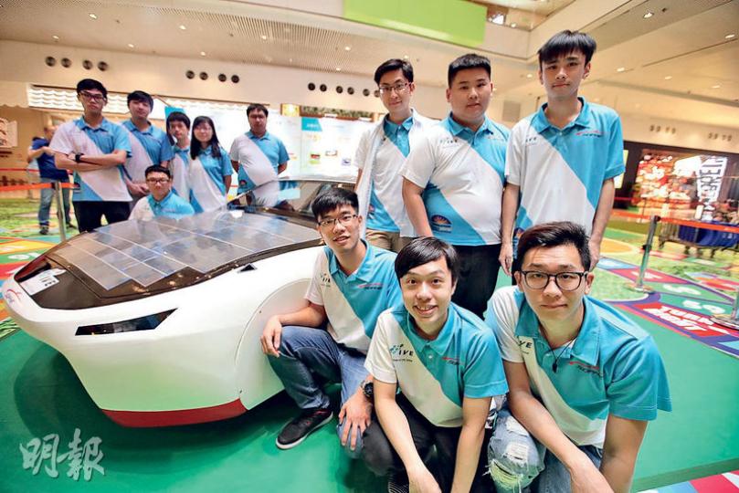 IVE師生去年開始研發太陽能電動車SOPHIE VI,電動車重300公斤,比上一代輕四分之一,大大減低耗電量。車隊將於10月赴澳洲出戰「世界太陽能車挑戰賽」,IVE電機工程高級文憑畢業生梁景安(前排左一)屆時將任駕駛員,操作SOPHIE VI。(曾憲宗攝) IVE師生去年開始研發太陽能電動車SOPHIE VI,電動車重300公斤,比上一代輕四分之一,大大減低耗電量。車隊將於10月赴澳洲出戰「世界太陽能車挑戰賽」,IVE電機工程高級文憑畢業生梁景安(前排左一)屆時將任駕駛員,操作SOPHIE VI。(曾憲宗攝)