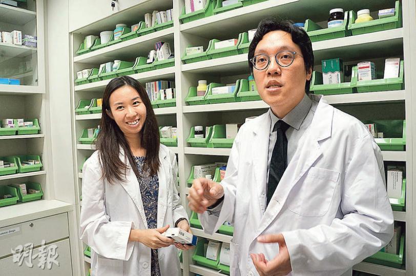 港大藥理及藥劑學系代系主任梁栢行(右)認為,若增聘臨牀藥劑師,以及延長藥劑師駐社區藥房時間等,可即時吸納政府報告推算的剩餘人手。圖左為臨牀藥劑師葉燕華。(袁樂婷攝) 港大藥理及藥劑學系代系主任梁栢行(右)認為,若增聘臨牀藥劑師,以及延長藥劑師駐社區藥房時間等,可即時吸納政府報告推算的剩餘人手。圖左為臨牀藥劑師葉燕華。(袁樂婷攝)