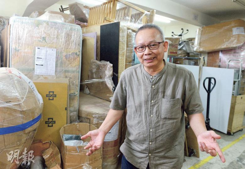 加零壹搬運公司創辦人黎港新(圖)透露,有一些有能力的顧客明知道加零壹的收費有時候比其他同行昂貴一至兩成,但一樣願意光顧,因為他們知道這些收益最終會轉贈到有需要的人士身上。(劉焌陶攝) 加零壹搬運公司創辦人黎港新(圖)透露,有一些有能力的顧客明知道加零壹的收費有時候比其他同行昂貴一至兩成,但一樣願意光顧,因為他們知道這些收益最終會轉贈到有需要的人士身上。(劉焌陶攝)