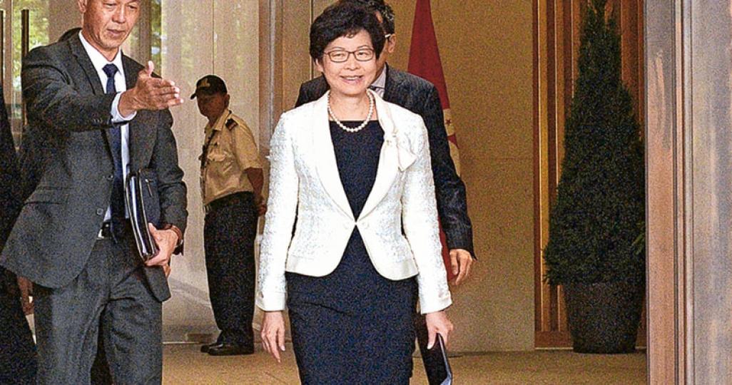 第五屆特區政府首個工作天,特首林鄭月娥在重開「公民廣場」及取消強積金對冲問題上與上屆政府看法不同。她又預告今日行政會議將審議增加50億元教育經常開支建議,明日將在立法會答問大會公布。左為行政長官副官劉志堂。(鍾林枝攝) 第五屆特區政府首個工作天,特首林鄭月娥在重開「公民廣場」及取消強積金對冲問題上與上屆政府看法不同。她又預告今日行政會議將審議增加50億元教育經常開支建議,明日將在立法會答問大會公布。左為行政長官副官劉志堂。(鍾林枝攝)