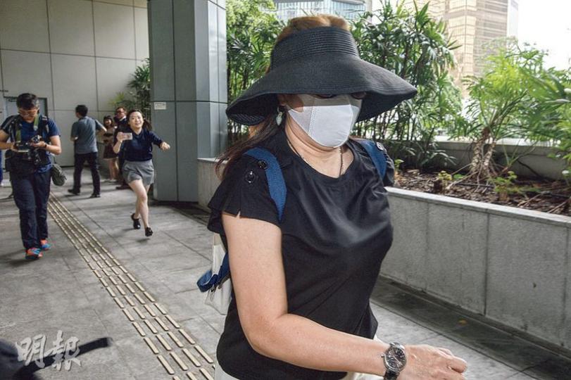 DR前資源增值經理鍾慧瑩(前)供稱,集團旗下美容中心須達到某目標營業額,形容為了達標,「日日都係關鍵時刻」。(楊柏賢攝) DR前資源增值經理鍾慧瑩(前)供稱,集團旗下美容中心須達到某目標營業額,形容為了達標,「日日都係關鍵時刻」。(楊柏賢攝)