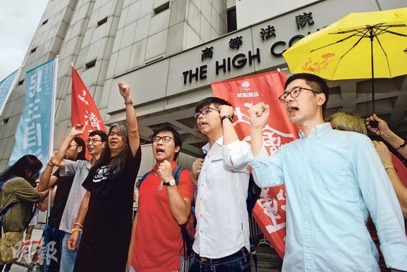 香港眾志秘書長黃之鋒(右二)本擬於昨日承認刑事藐視法庭罪,並由立法會議員梁國雄(右四)及羅冠聰(右一)陪同到庭,惟案件再押後至周四作答辯及求情。(楊柏賢攝) 香港眾志秘書長黃之鋒(右二)本擬於昨日承認刑事藐視法庭罪,並由立法會議員梁國雄(右四)及羅冠聰(右一)陪同到庭,惟案件再押後至周四作答辯及求情。(楊柏賢攝)