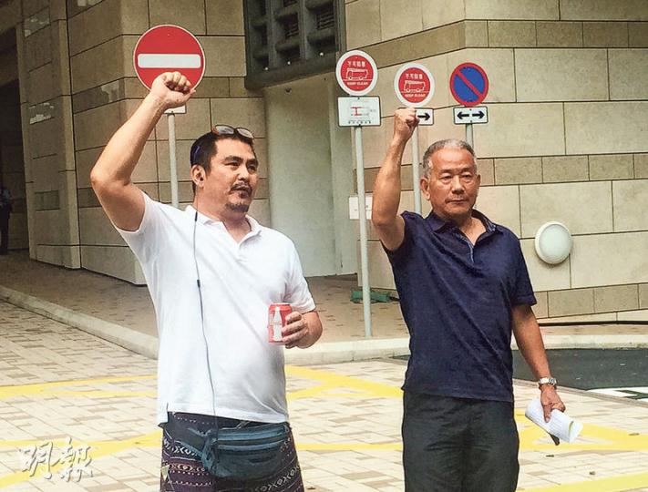 被告劉必泉(右)昨毋須答辯,但在庭上大聲表示「我反對港獨,有錯咩」等。他在約10名朋友陪同下離開法庭,其間再次舉手高呼「我無罪」。(曾駿豪攝) 被告劉必泉(右)昨毋須答辯,但在庭上大聲表示「我反對港獨,有錯咩」等。他在約10名朋友陪同下離開法庭,其間再次舉手高呼「我無罪」。(曾駿豪攝)