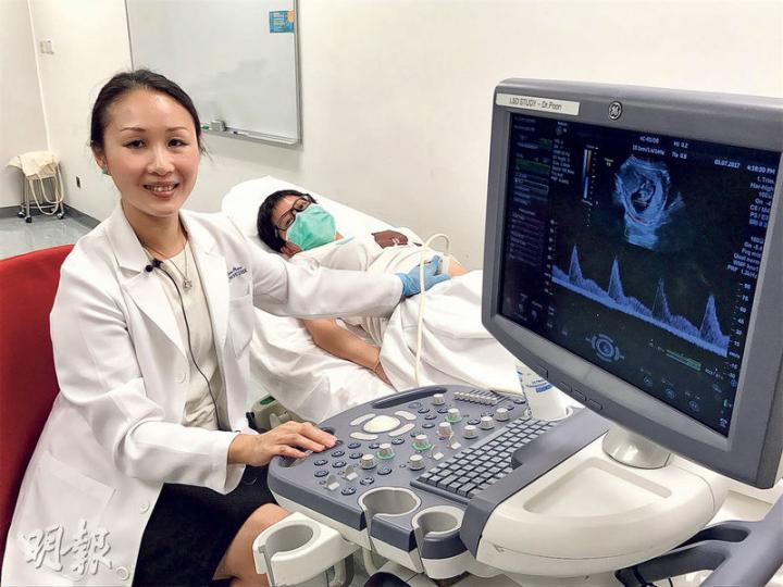中大醫學院婦產科學系副教授潘昭頤醫生(左)表示,其有份參與的國際研究發現,妊娠毒血症高危的孕婦,於懷孕12至36周期間服用亞士匹靈,可減低此症引起的早產風險。圖為她昨天示範為孕婦檢查。(邱雅錡攝) 中大醫學院婦產科學系副教授潘昭頤醫生(左)表示,其有份參與的國際研究發現,妊娠毒血症高危的孕婦,於懷孕12至36周期間服用亞士匹靈,可減低此症引起的早產風險。圖為她昨天示範為孕婦檢查。(邱雅錡攝)