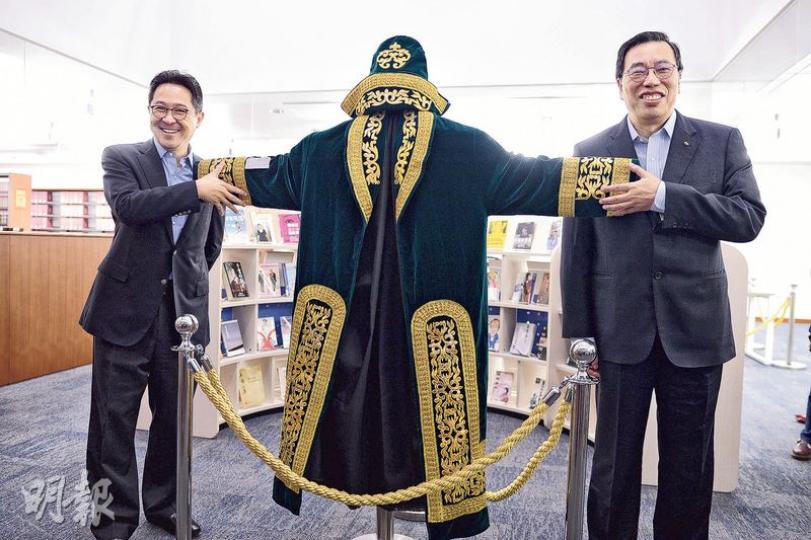 立法會經常與各地立法、司法機關交流,如哈薩克司法代表團拜訪時,就贈送傳統法官長袍。立法會主席梁君彥(右)及立法會秘書長陳維安(左)昨親自帶團,向傳媒介紹展品,更伸出「友誼之手」,假扮握手,十分鬼馬。(鍾林枝攝)展覽將展出回歸後首份通過的法案,即《香港回歸條例》,條例於1997年7月1日凌晨三讀通過,立即生效。圖為當晚的會議紀錄。(鍾林枝攝)中國最高人民法院2012年贈予立法會仿製青銅「朕匜(粵音「怡」)」,內裏刻有西周時期的判決書,這是中國最早、最完整的訴訟判決書。(鍾林枝攝)回歸至今,立法會共 立法會經常與各地立法、司法機關交流,如哈薩克司法代表團拜訪時,就贈送傳統法官長袍。立法會主席梁君彥(右)及立法會秘書長陳維安(左)昨親自帶團,向傳媒介紹展品,更伸出「友誼之手」,假扮握手,十分鬼馬。(鍾林枝攝)展覽將展出回歸後首份通過的法案,即《香港回歸條例》,條例於1997年7月1日凌晨三讀通過,立即生效。圖為當晚的會議紀錄。(鍾林枝攝)中國最高人民法院2012年贈予立法會仿製青銅「朕匜(粵音「怡」)」,內裏刻有西周時期的判決書,這是中國最早、最完整的訴訟判決書。(鍾林枝攝)回歸至今,立法會共
