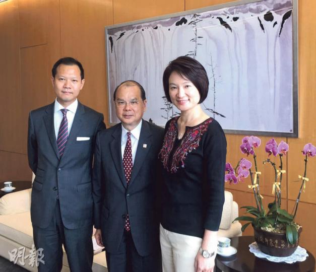 政務司長張建宗(中)昨與立法會內務委員會主席李慧琼(右)及副主席郭榮鏗(左)見面,探討改善雙方關係的安排。(郭榮鏗攝) 政務司長張建宗(中)昨與立法會內務委員會主席李慧琼(右)及副主席郭榮鏗(左)見面,探討改善雙方關係的安排。(郭榮鏗攝)