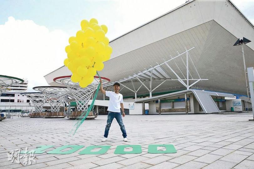 李克勤特別在紅館門外的廣場拍攝短片,宣布演唱會加開一場,並推出1萬張門票滿足歌迷。(攝影/記者﹕楊安莉) 李克勤特別在紅館門外的廣場拍攝短片,宣布演唱會加開一場,並推出1萬張門票滿足歌迷。(攝影/記者﹕楊安莉)