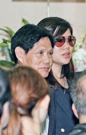 謝瑞麟與女兒謝穎婷神情哀傷。(攝影﹕梁迺楠)謝穎婷傷心得哭成淚人。(攝影﹕梁迺楠)謝瑞麟(左一)、張美琳的妹妹張美璉(左二)與夫婿宋豪輝(右)在靈堂上跟致祭親友問好。(攝影﹕梁迺楠)謝寧跟張美琳相識逾30年,坦言不捨得好姊妹。(攝影﹕梁迺楠)斑斑抱恙也來致祭好友。(攝影﹕梁迺楠) 謝瑞麟與女兒謝穎婷神情哀傷。(攝影﹕梁迺楠)謝穎婷傷心得哭成淚人。(攝影﹕梁迺楠)謝瑞麟(左一)、張美琳的妹妹張美璉(左二)與夫婿宋豪輝(右)在靈堂上跟致祭親友問好。(攝影﹕梁迺楠)謝寧跟張美琳相識逾30年,坦言不捨得好姊妹。(攝影﹕梁迺楠)斑斑抱恙也來致祭好友。(攝影﹕梁迺楠)