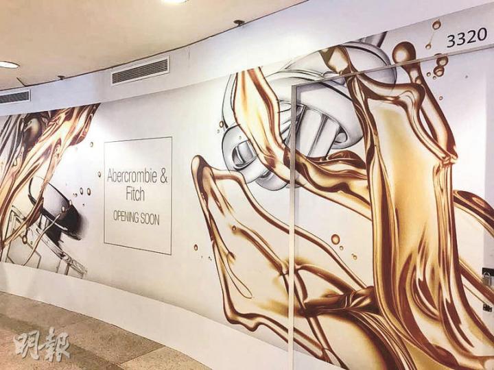 前身為LV男士專門店的海港城3樓舖位,目前已圍上圍板,已列明A&F將進駐。(林尚民攝)九倉執行董事凌緣庭(圖)昨出席海港城Super Hero Summer活動時指,不會就個別租戶進駐作回應。(鍾林枝攝) 前身為LV男士專門店的海港城3樓舖位,目前已圍上圍板,已列明A&F將進駐。(林尚民攝)九倉執行董事凌緣庭(圖)昨出席海港城Super Hero Summer活動時指,不會就個別租戶進駐作回應。(鍾林枝攝)