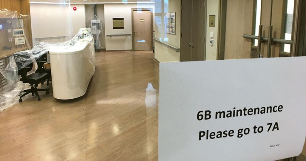 位於黃竹坑的港怡醫院,在6B其中一間沒人入住的病房內發現霉菌,已關閉有關病房,並將該樓層所有病人轉往該院另一座大樓的病房。記者昨到6B觀察,門外貼上告示指「6B maintenance Please go to 7A」(6B維修,請到7A)。(楊柏賢攝) 位於黃竹坑的港怡醫院,在6B其中一間沒人入住的病房內發現霉菌,已關閉有關病房,並將該樓層所有病人轉往該院另一座大樓的病房。記者昨到6B觀察,門外貼上告示指「6B maintenance Please go to 7A」(6B維修,請到7A)。(楊柏賢攝)