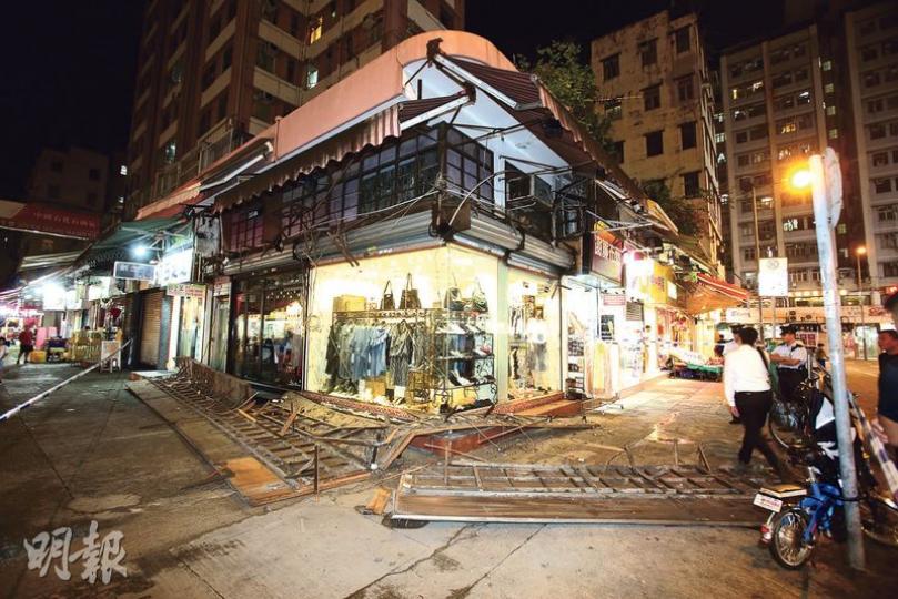 元朗金輝徑一間時裝店昨晚發生塌招牌意外,並牽連鄰店招牌一同墜下,面積達1米乘15米,兩人被砸中受傷,幸傷勢不嚴重;警方及屋宇署人員封鎖現場調查。(伍浦鋒攝)現場所見,用作支撐固定招牌的支架只是木條而非角鐵,不排除有人違反《建築物條例》。(伍浦鋒攝) 元朗金輝徑一間時裝店昨晚發生塌招牌意外,並牽連鄰店招牌一同墜下,面積達1米乘15米,兩人被砸中受傷,幸傷勢不嚴重;警方及屋宇署人員封鎖現場調查。(伍浦鋒攝)現場所見,用作支撐固定招牌的支架只是木條而非角鐵,不排除有人違反《建築物條例》。(伍浦鋒攝)