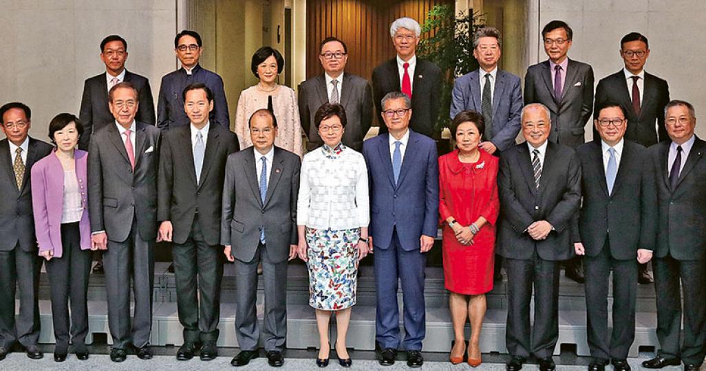 特首林鄭月娥昨早召開新一屆行政會議首次會議,會後與16名非官守議員大合照,律政司長袁國強因外訪缺席。前排左起:葉國謙、羅范椒芬、李國章、陳智思、政務司長張建宗、林鄭月娥、財政司長陳茂波、史美倫、周松崗、林健鋒和張宇人。後排左起﹕劉業強、黃國健、葉劉淑儀、廖長江、任志剛、湯家驊、林正財和張國鈞。(李紹昌攝) 特首林鄭月娥昨早召開新一屆行政會議首次會議,會後與16名非官守議員大合照,律政司長袁國強因外訪缺席。前排左起:葉國謙、羅范椒芬、李國章、陳智思、政務司長張建宗、林鄭月娥、財政司長陳茂波、史美倫、周松崗、林健鋒和張宇人。後排左起﹕劉業強、黃國健、葉劉淑儀、廖長江、任志剛、湯家驊、林正財和張國鈞。(李紹昌攝)